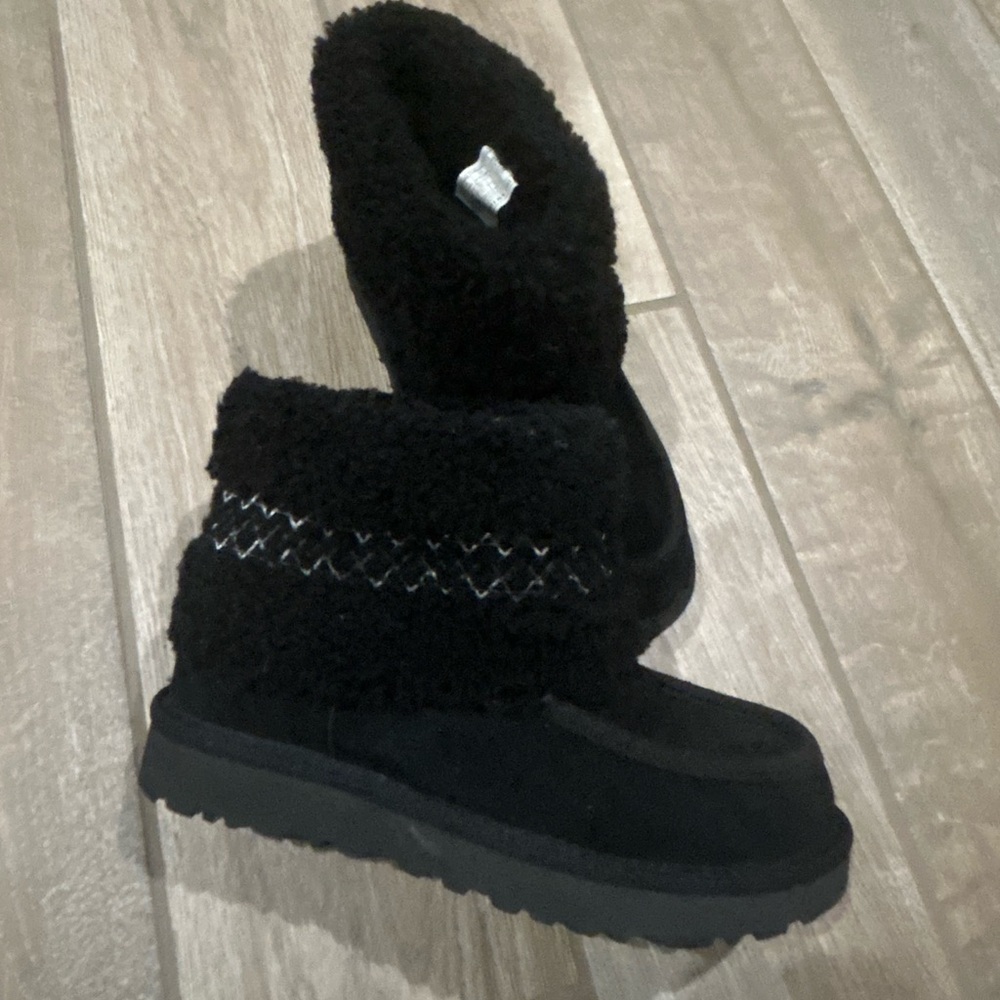 UGG Mini Braid Boots black suede Both shoes right foot size 6 NEW (( 2 right))